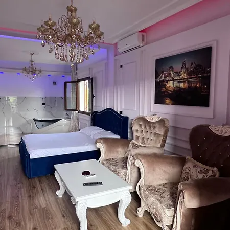 Luxury 007 Hostel *