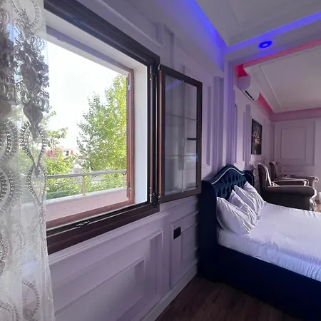Luxury 007 Hostel *
